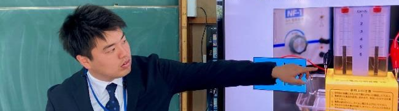 写真：モニターを指さしながら説明をする先生2