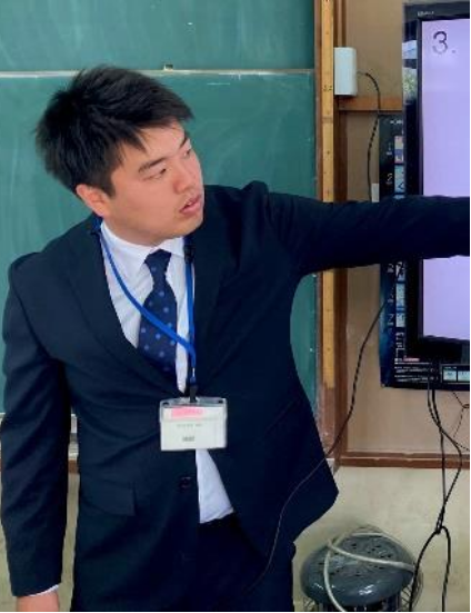 写真：モニターを指さしながら説明をする先生