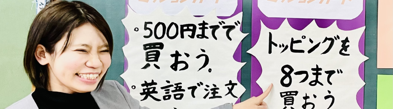 写真：黒板に貼られた資料を基に説明する先生2