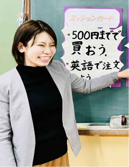 写真：黒板に貼られた資料を基に説明する先生