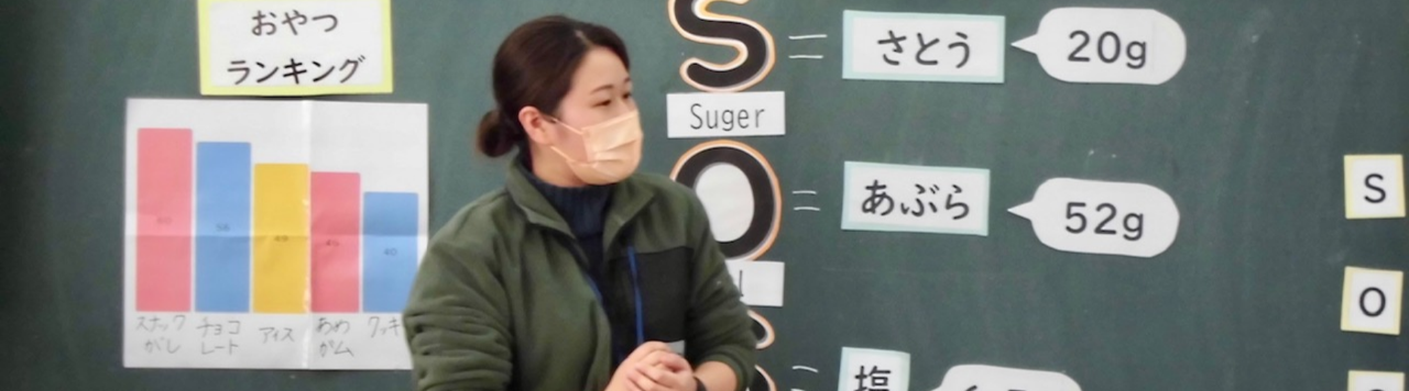 写真：黒板に貼られた資料を基に説明する先生2