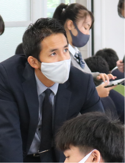 写真：大勢の生徒とディスカッションする先生