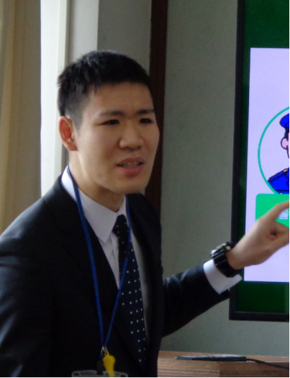 写真：モニターを指さしながら説明をする先生3