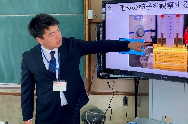 写真：モニターを指さしながら説明をする先生2